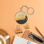 Casal em pé durante o chaveiro do pôr do sol. chav<br><div class="desc">Silhueta de duas pessoas em pé em uma montanha durante o pôr do sol,  adequada para casais e amantes. nosso design adicionará algum caráter aos seus produtos Zazzle favoritos. Você pode personalizar este produto adicionando seu nome,  apelido,  monograma ou iniciais.</div>