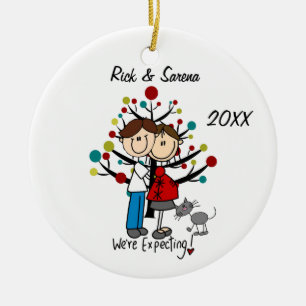 Casal expectante com o ornamento cinzento do gato