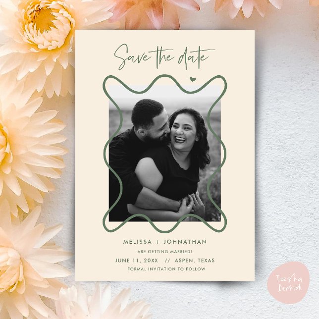 Casal Feliz Anúncio de casamento de data de salvam (Happy Couple Save the date wedding announcement whimsical in Cream Sage Green)