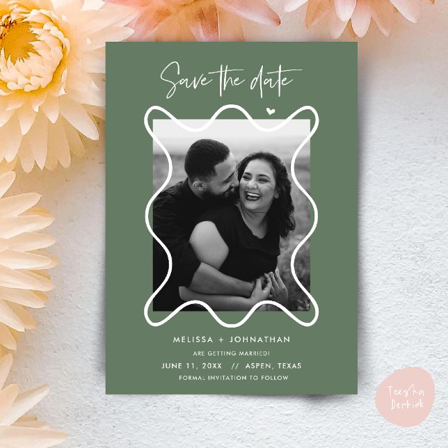 Casal Feliz Anúncio de casamento para salvar a dat (Happy Couple Save the date wedding announcement whimsical in sage green)