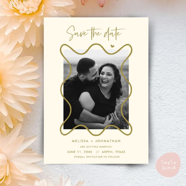 Casal Feliz Anúncio de noivado de casamento (Happy Couple Save the date wedding announcement whimsical in yellow gold)