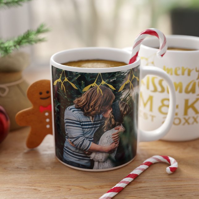 Casal Foto Monograma Mistletoda Caneca de Natal (Merry Kissmas! Upload your photo, add your initials and year )