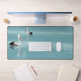 Casal pelicano remando em água aquática calma