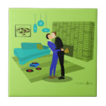 Casal retrô apaixonado<br><div class="desc">Este Casal Retro Gay no Love   Tiledesign é a combinação perfeita entre paixão e kitsch. No estilo da década de 1960, design de arte minimalista apresenta um gay atraente beijando-se no meio de uma cápsula de tempo incrivelmente decorada. A lareira de tijolos verdes limões estabelece o clima para os...</div>