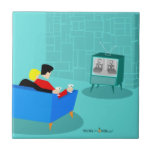 Casal retroGay assistindo ao Azulejo cerâmico da T<br><div class="desc">Este design retroGay assistindo ao Casal de TV é simplesmente fabuloso! O estilo dos anos 60, design de arte minimalista mostra a parte de trás de um casal acolhedor e tocando seu programa favorito de TV em preto e branco. A sofisticada turquesa e teal sala destaca uma parede de pedra....</div>