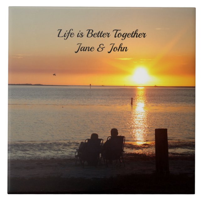 Casal Sentado Na Fllorida Beach Cerâmica Azulejo (Frente)