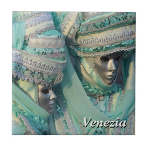 Casal Venetian com trajes do carnaval
