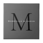 Casamento de Caligrafia com Cinzas Negras Monogram<br><div class="desc">Sinais extremamente estéticos e notáveis destacam-se sobre um fundo de cinza. O tom elegante das cinzas traz um olhar nobre para esta design.</div>