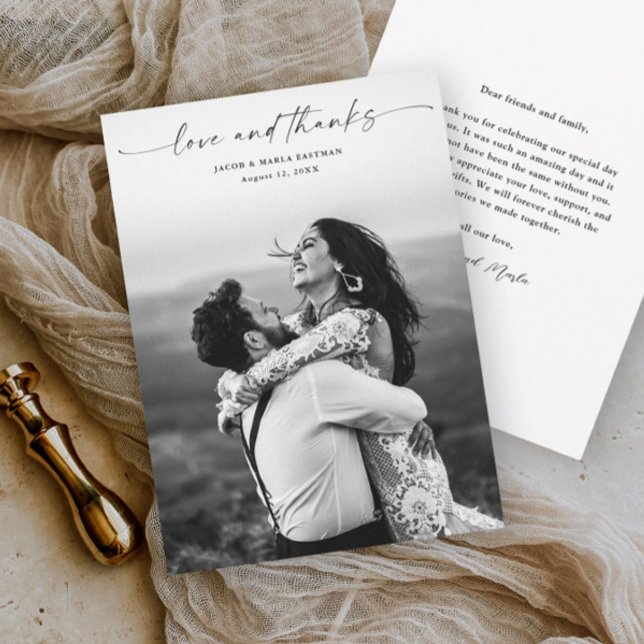 Casamento de Foto de Amor e Agradecimento com Letr (An elegant wedding photo thank you card with script love and thanks typographic black overlay.)