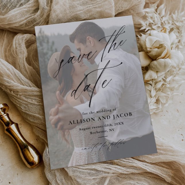 Casamento de Foto do Script Elegante de Orçamento  (Elegant handwritten budget wedding photo save the date card.)