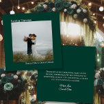 Casamento de Fotografias e Notas do Emerald Green<br><div class="desc">Este simples casamento, obrigado cartas, apresenta uma design minimalista com sua foto em um fundo verde esmeralda. A legenda justificada à esquerda na frente lê Amor e Obrigados, com seus nomes justificados logo abaixo dando ao cartão um olhar moderno e simétrico. As costas têm espaço para uma mensagem ou nota...</div>