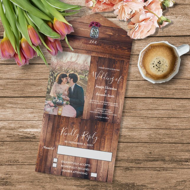 Casamento de monograma de pedras de madeira rustic (Rustic barn wood, monogrammed, mason jar all in one wedding invitation.)