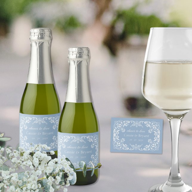 Casamento de Na moda do Elegante Dusty Blue Chic C (elegant dusty blue and white chic wedding cheers to love persoanlized wedding labels for mini wine)
