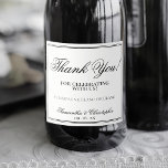 Casamento Elegante Minimalista Obrigado Preto e Br<br><div class="desc">Essas lindas etiquetas de garrafas de vinho espumante de casamento apresentam uma design minimalista que é simples, elegante e bonita. O texto diz: Obrigado por comemorar conosco em letras pretas herdadas em um fundo branco. Há espaço para os nomes do casal, a data do casamento e o tipo de vinho...</div>