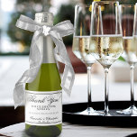 Casamento Minimalista Obrigado Black & White Mini<br><div class="desc">Celebrar em estilo com estas belas minisetiquetas de garrafa de vinho espumante. Estas etiquetas apresentam um estilo minimalista que é simples e elegante com a leitura da caligrafia antiga em preto: Obrigado por celebrar conosco. Há espaço para os nomes do casal, a data do casamento e o tipo de vinho...</div>