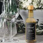 Casamento Negro Elegante Simples Obrigado Mini<br><div class="desc">Estas mini etiquetas de garrafa de vinho apresentam um design que é simples, mas elegante, com uma caligrafia branca antiga num fundo preto com uma borda enquadrada. Adição perfeita a um saco de malas de casamento, ou como favores para hóspedes, família e membros da sua festa de casamento. O texto...</div>