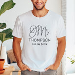 Casamento Personalizado de Script Moderno Negro<br><div class="desc">O script de caligrafia preto moderno e casual "Sr." da camiseta de casamento masculina apresenta texto personalizado que pode ser personalizado com o sobrenome do noivo e a data/data de casamento estabelecida. Perfeito para o recém-casado vestir na lua de mel e além! Visite nossa loja para a camisa correspondente da...</div>