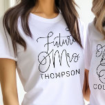 Casamento Personalizado de Script Moderno Negro Fu<br><div class="desc">A camiseta de noivado de mulheres,  moderna e casual,  com o script de caligrafia preto "Future Mrs",  apresenta texto personalizado que pode ser personalizado com o sobrenome casado da noiva. Perfeito para a noiva vestir na festa de solteira e no fim de semana do casamento!</div>