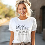 Casamento Personalizado do Script Moderno Negro Re<br><div class="desc">A camiseta de casamento feminina do moderno e casual programa de caligrafia negra "Sra." apresenta texto personalizado que pode ser personalizado com o novo sobrenome casado da noiva e a data/data do casamento estabelecida. Perfeito para o recém-casado vestir na lua de mel e além!</div>