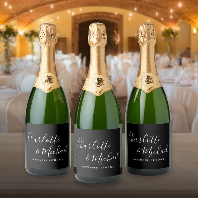 Casamento Preto E Branco De Script De Assinatura E (Elegant Signature Script Black And White Wedding Sparkling Wine Label)