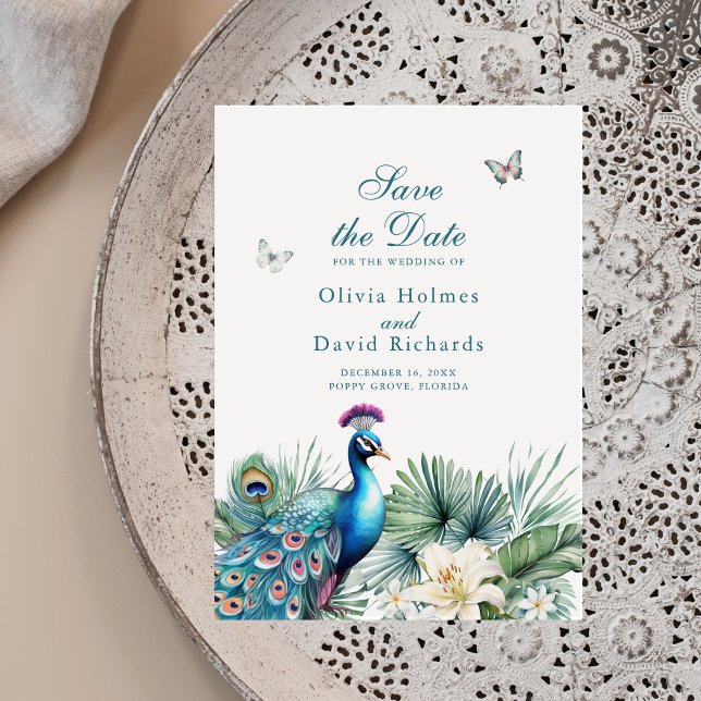 Casamento Tropical de Teal Salve o Cartão de Data (Teal Tropical Peacock Wedding Save the Date Card on a neutral boho plate.)