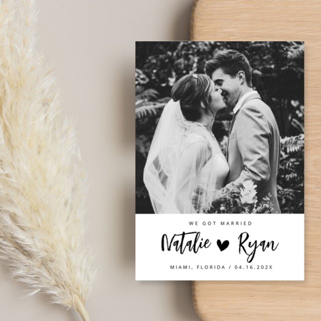 casamo-nos com o anúncio de casamento preto e bran (Criador carregado)