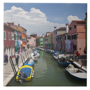 Casas coloridas ao longo do canal na ilha de