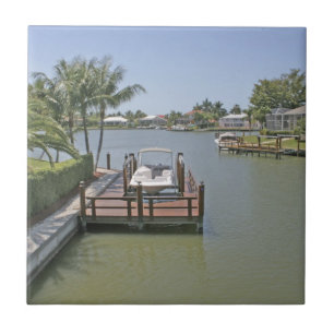 Casas e docas no canal Marco Island Flórida