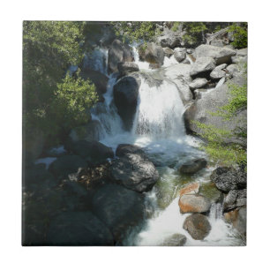 Cascata cai no Parque Nacional de Yosemite