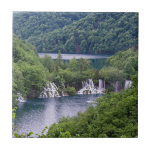 Cascata em cascata com floresta verde na Croácia