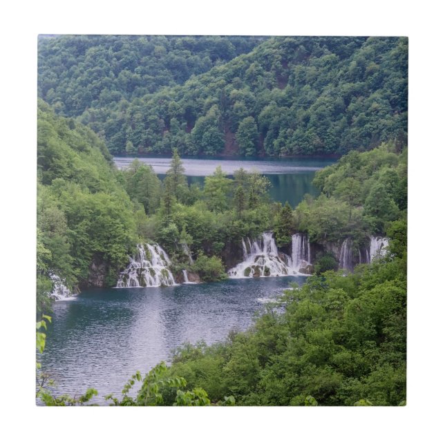 Cascata em cascata com floresta verde na Croácia (Frente)