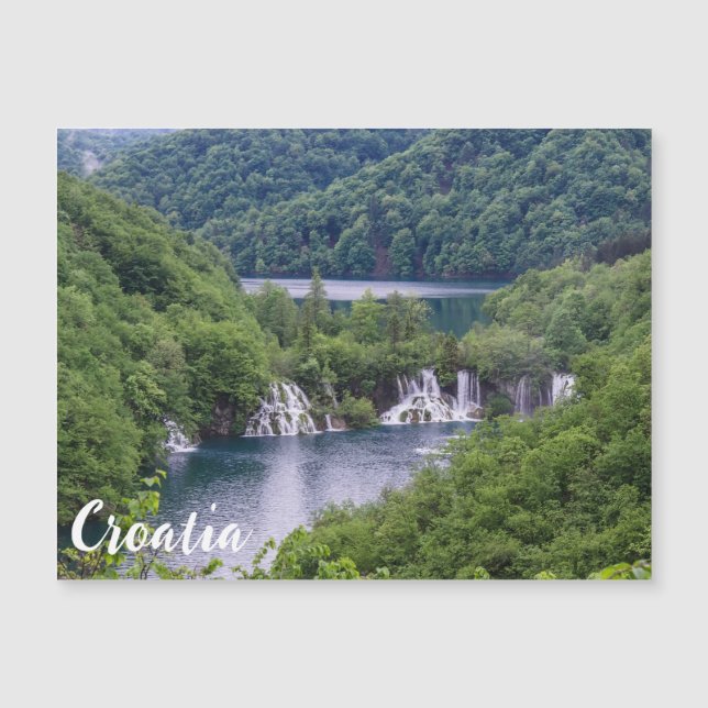 Cascata em cascata com floresta verde na Croácia (Frente)