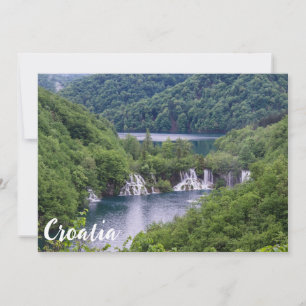 Cascata em cascata com floresta verde na Croácia