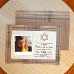Castanho, Bar Beige Mitzvah Foto Convite<br><div class="desc">Belo trabalho de arte esticado e bege rodeia a foto-quadro branca. Os detalhes da xadrez e da falsa Birchwood são perfeitos para temas de cor da cinza, azeitona, castanho, neutro ou Bar natural Mitzvah. O layout castanho do estilo do álbum é na moda com o Bar Mitzvah. Modifique facilmente as...</div>