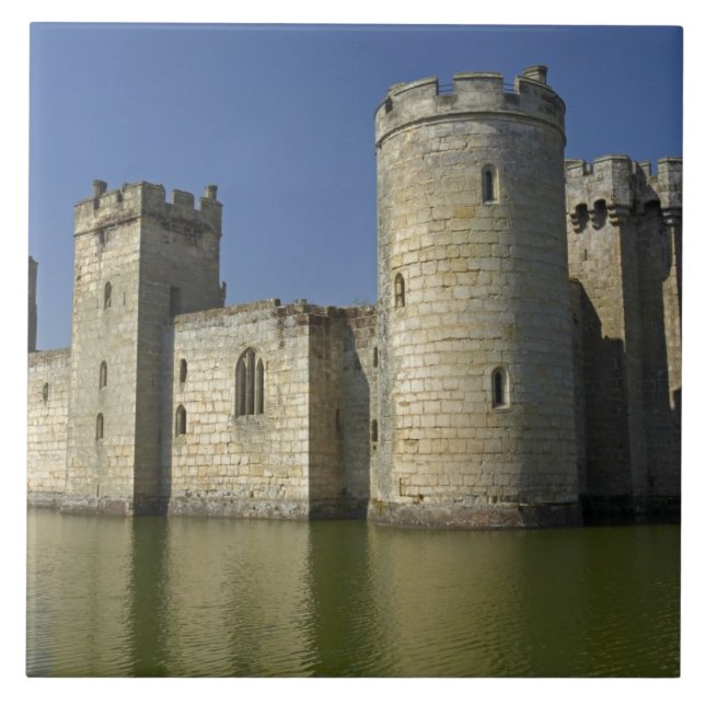 Castelo de Bodiam (1385), refletido na vala, Leste (Frente)