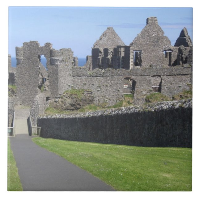 Castelo de Dunluce perto de Bushmills e Portrush,  (Frente)
