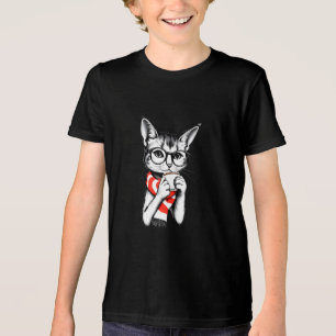 Cat Bebe uma camisa de três blendas de café