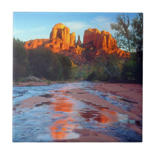Cathedral Rock refletida no Oak Creek ao pôr do so