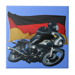 Cavaleiro alemão da bandeira & do velomotor