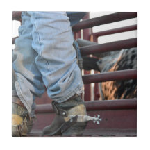 Cavaleiro de Bull do rodeio do vaqueiro e rampa de