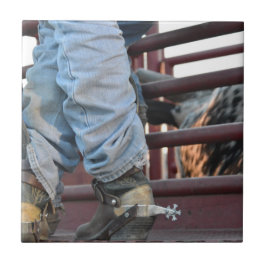 Cavaleiro de Bull do rodeio do vaqueiro e rampa de