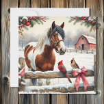 Cavalo de Pinto e Cardeais Personalizados<br><div class="desc">Cartão de Natal personalizado para a agricultura,  com um bonito cavalo marrom e branco pintado com um cardeal macho e fêmea na cerca com um celeiro rústico no fundo de uma arte de aquarela de inverno nevada.</div>