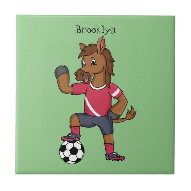 Cavalo engraçado bonito jogando cartoon de futebol (Frente)