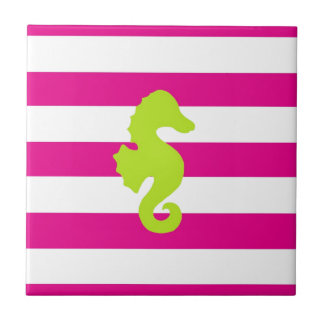 Cavalo marinho branco e verde do rosa quente