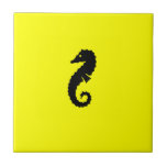 Cavalo marinho de Glow_Black-on-Yellow do oceano<br><div class="desc">Adicione um pouco da impressão submarina a sua decoração home com nosso atraente, fulgor do oceano, ícones marítimos, azulejo collectible art. do cavalo marinho Preto-em-Amarelo. Para um presente ou uma lembrança memorável, accessorize seu azulejo bonito com quadros ou caixas de presente do trivet. Se você está sentindo criativo, você pode...</div>