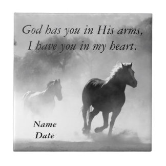 Cavalo que galopa fora da névoa