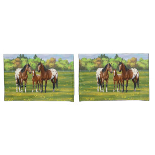 Cavalos De Marrom Da Baía Appaloosa Em Pastagem D
