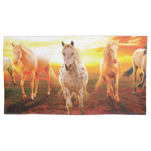 Cavalos no travesseiro decorativo do pôr do sol