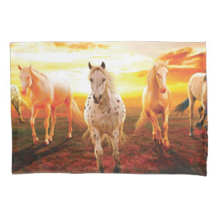 Cavalos no travesseiro decorativo do pôr do sol