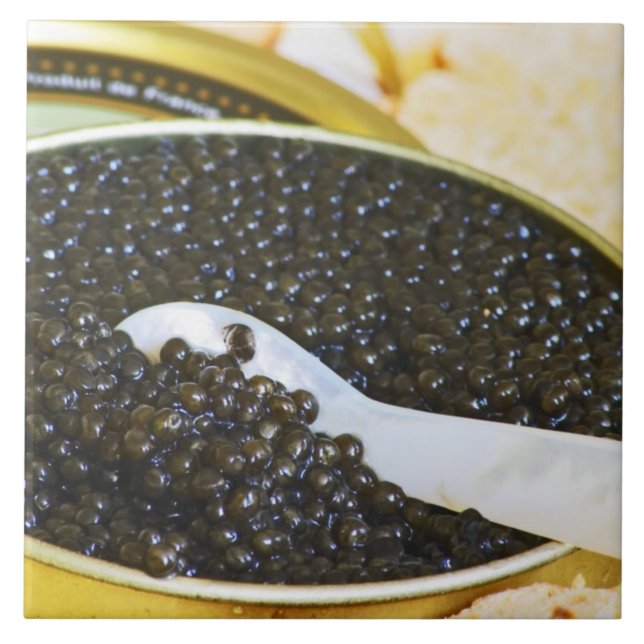Caviar preto e uma colher de mãe de pérola para (Frente)